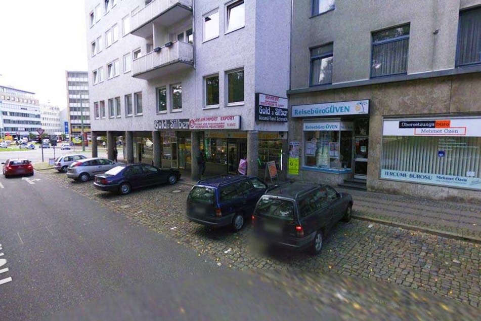 In Richtung Willy-Brandt-Platz wird das Erscheinungsbild nicht besser. Billig-Geschäft reiht sich an Billig-Geschäft.
