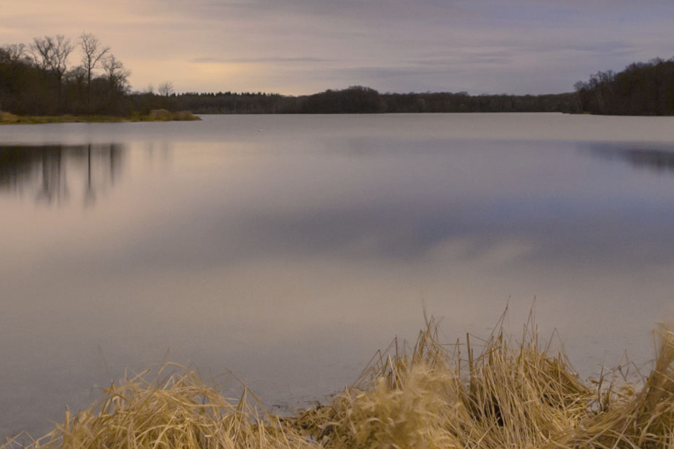 Die Einsätze von Tauchern und einem Tauchroboter in dem See blieben bislang erfolglos.