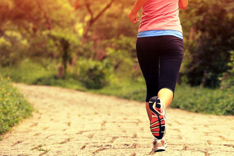 Beim Joggen wurde die Frau ins Gebüsch gezerrt und vergewaltigt. (Symbolbild)