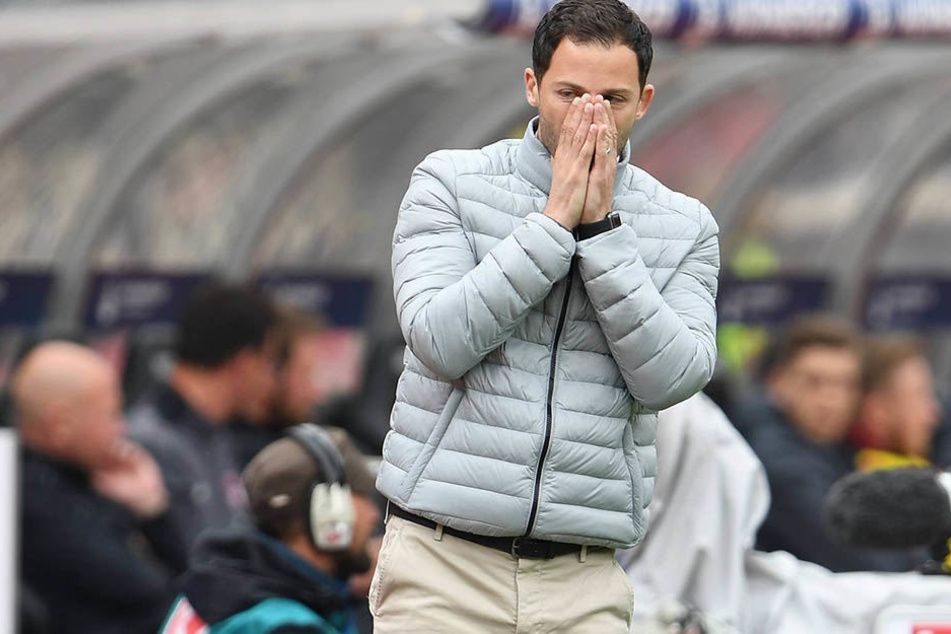 40 Minuten in Überzahl gespielt, aber verloren - Aues Coach Domenico Tedesco schlug aus Enttäuschung die Hände vors Gesicht.