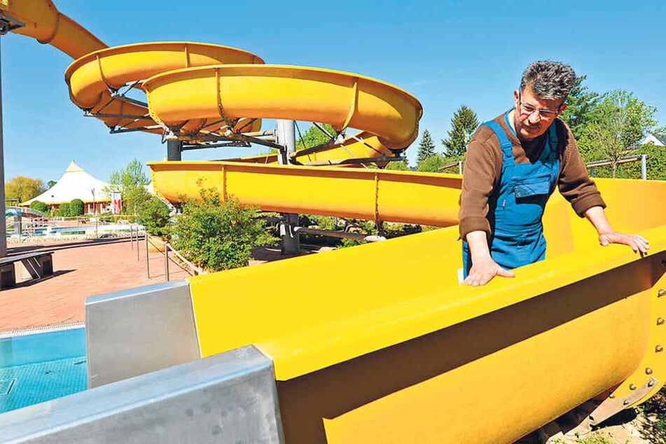 Lutz Müller (62), Betriebsleiter des Freibades Gablenz,
kontrolliert noch einmal die Wasserrutschen.