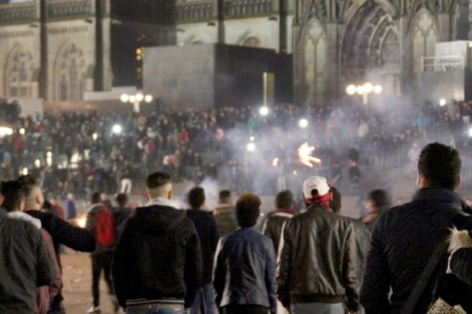 In der Silvesternacht 2015 kam es in mehreren Städten zu massenhaften Übergriffen auf Frauen.