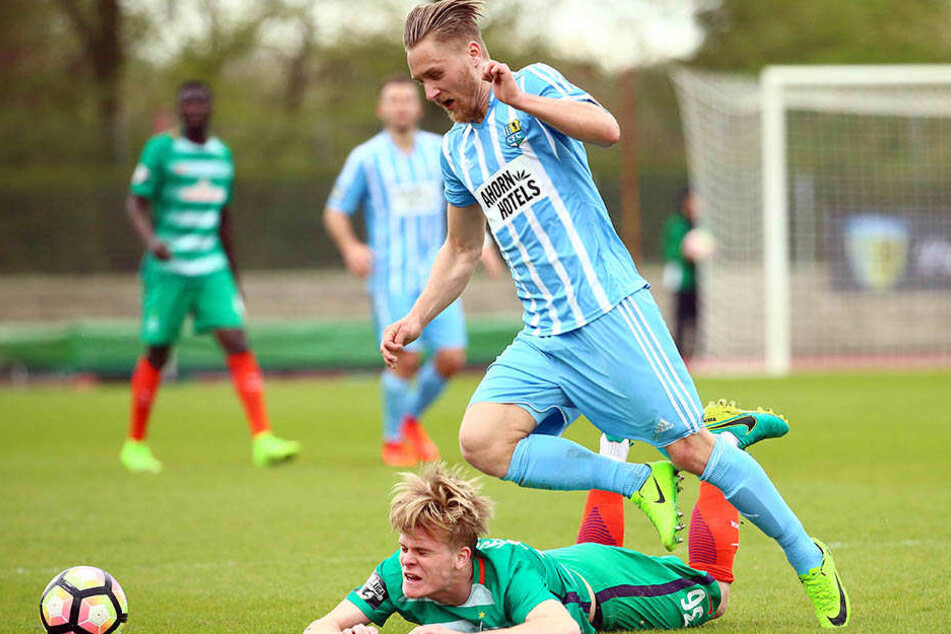 An Björn Jopek, der hier Thore Jacobsen überläuft, lag es nicht, dass in Bremen kein Tor fiel. Der Mittelfeldspieler war an der Weser der beste Himmelblaue.