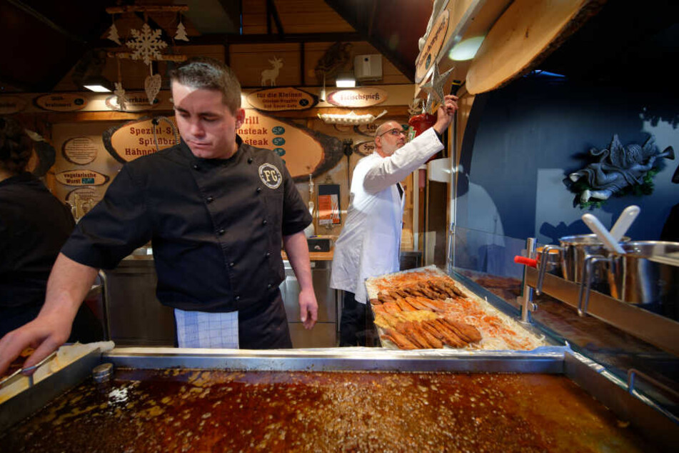 Kontrolleur Oliver Meier checkt den Bratwurststand auf dem Weihnachtsmarkt am Kölner Neumarkt.