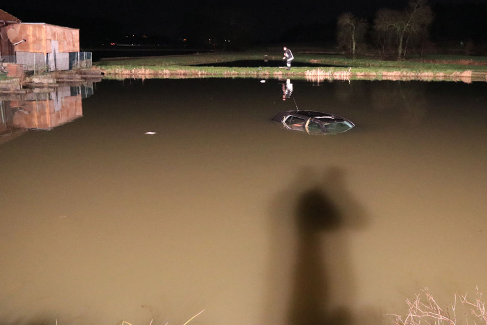 Das Fahrzeug landete mitten im Weiher.