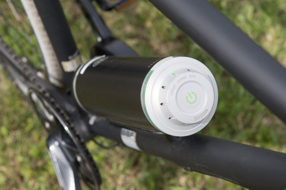 Ein Fahrrad-Akku der Pendix GmbH ist an einem Fahrrad montiert. Das Zwickauer Unternehmen ermöglicht mit einem Nachrüstantrieb bestehend aus einem Scheibenmotor und Akku das Aufrüsten von Fahrrädern zum E-Bike.