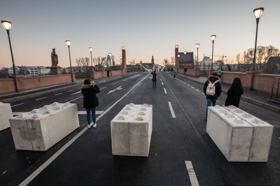 Diese Betonpoller sollen die Feiernden in Frankfurt/Main schützen.