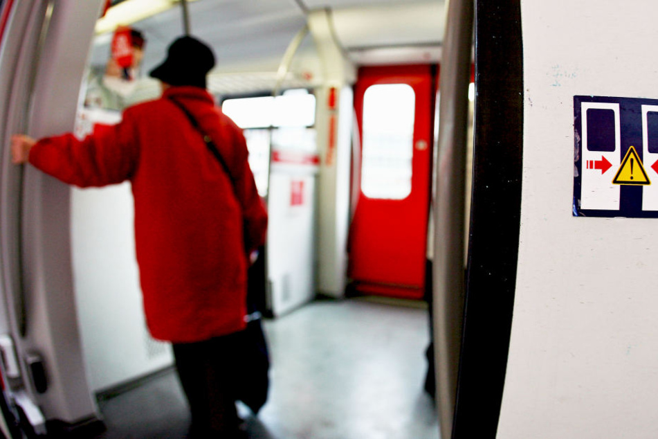 Ein 36-Jähriger aus Siegburg wurde verurteilt, weil er sich vor einer Frau in der S-Bahn entblößte.