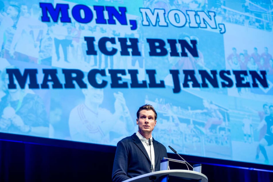 Marcell Jansen, neu gewählter Präsident vom Hamburger Sportverein e.V., während er auf der Mitgliederversammlung spricht.