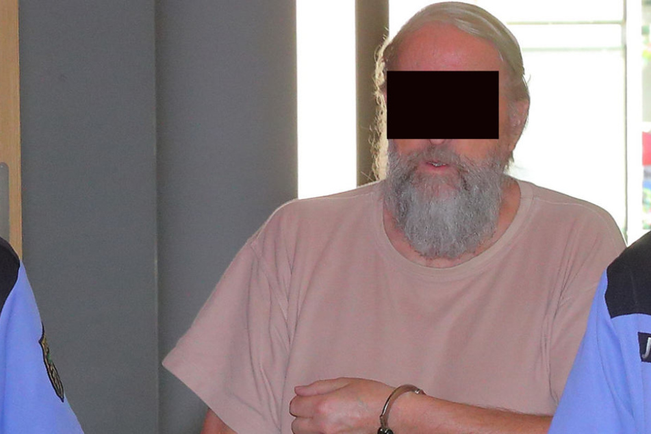 Das Disziplinarverfahren gegen den Regierungsoberrat außer Dienst Peter E. (71) wurde bis zum Ende des Strafprozesses ausgesetzt.