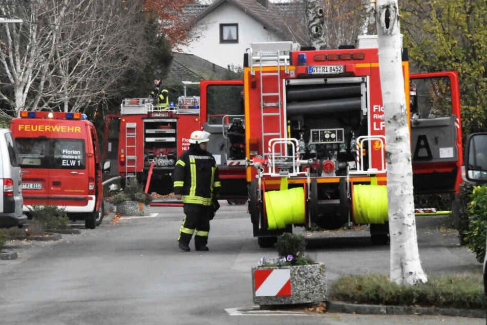 Gleich mehrere Feuerwehrautos machten sich auf den Weg zum Einsatzort.