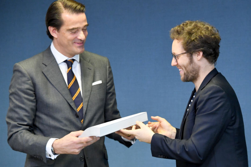 SH-Umweltminister Jan Philipp Albrecht (rechts) überreicht Pieter Wasmuth von Vattenfall die Genehmigung für den Abriss.