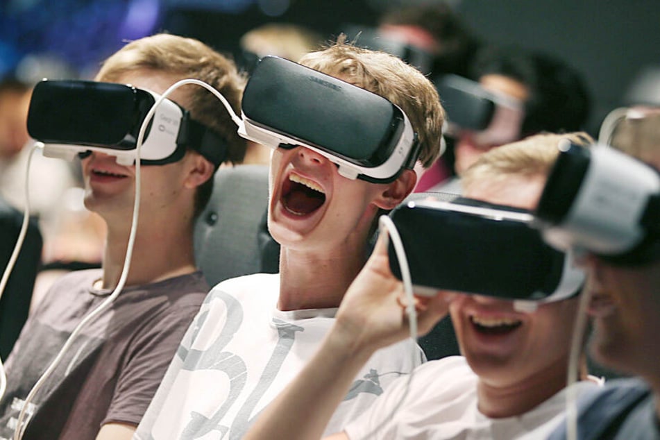 Besucher der Gamescom erleben mit VR-Brillen die virtuelle Realität.