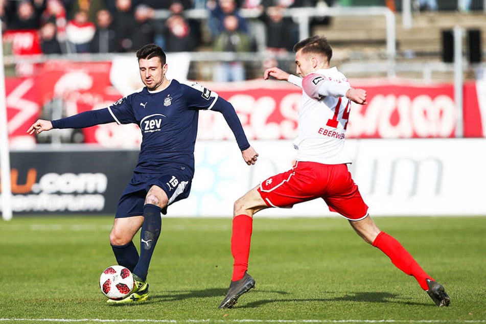 Davy Frick (l.) im Spiel bei Fortuna Köln im Zweikampf mit Michael Eberwein, der das 1:0-Siegtor für die Rheinländer erzielte.