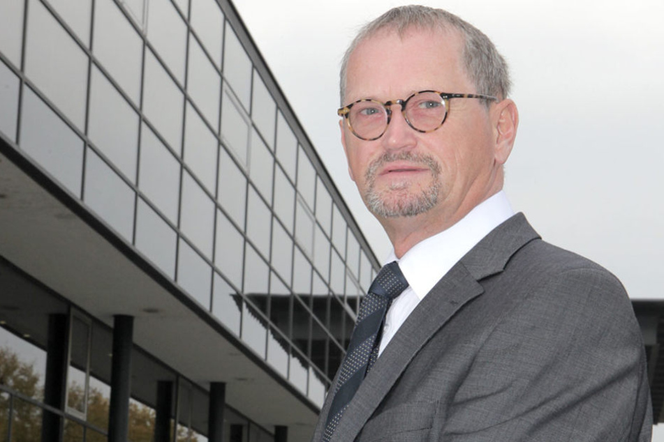 Rechnungshof-Präsident Karl-Heinz Binus (62) hatte sogar gegen den
erzwungenen Umzug geklagt - vergeblich.