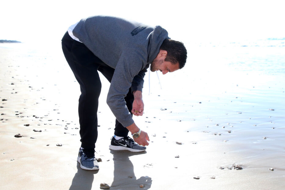 Ablenkung vom sportlichen Frust: Pascal Testroet sucht am Meer nach Muscheln.