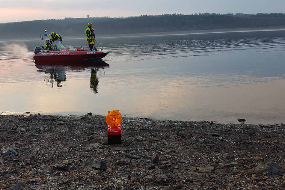 Die Feuerwehr Möhnesee ist mit der Bergung des VW Bora beschäftigt. (Bild: Kreispolizeibehörde Soest)