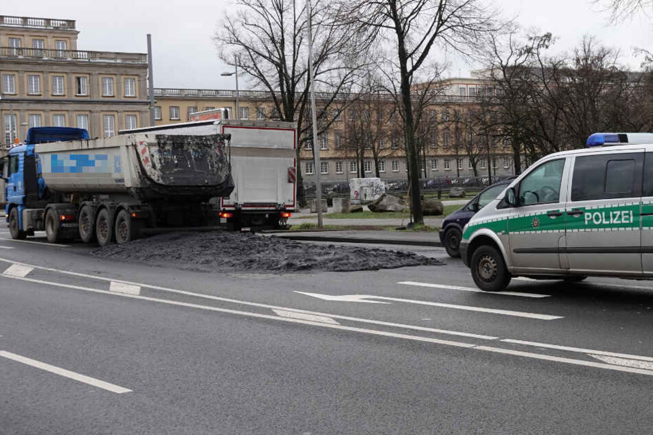 Offenbar hatte sich der Haken der Ladeklappe beim Anfahren gelöst, wodurch sich der Schlamm auf die Straße ergoss.