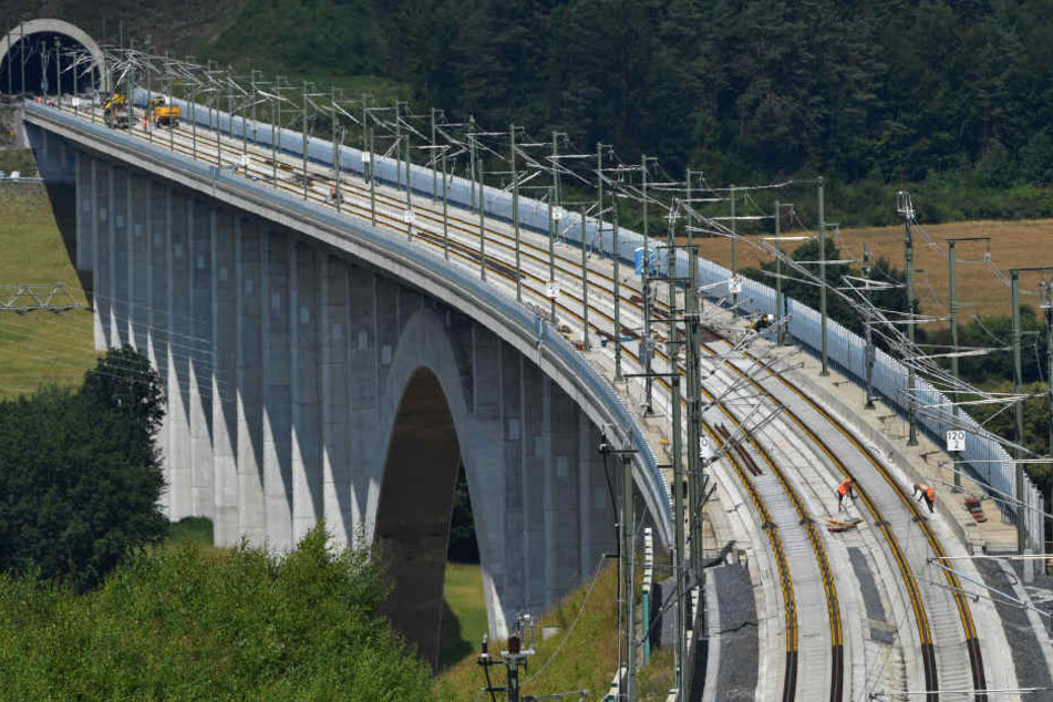Für die Trasse durch den Thüringer Wald mussten 22 Tunnel und 29 Brücken gebaut werden.