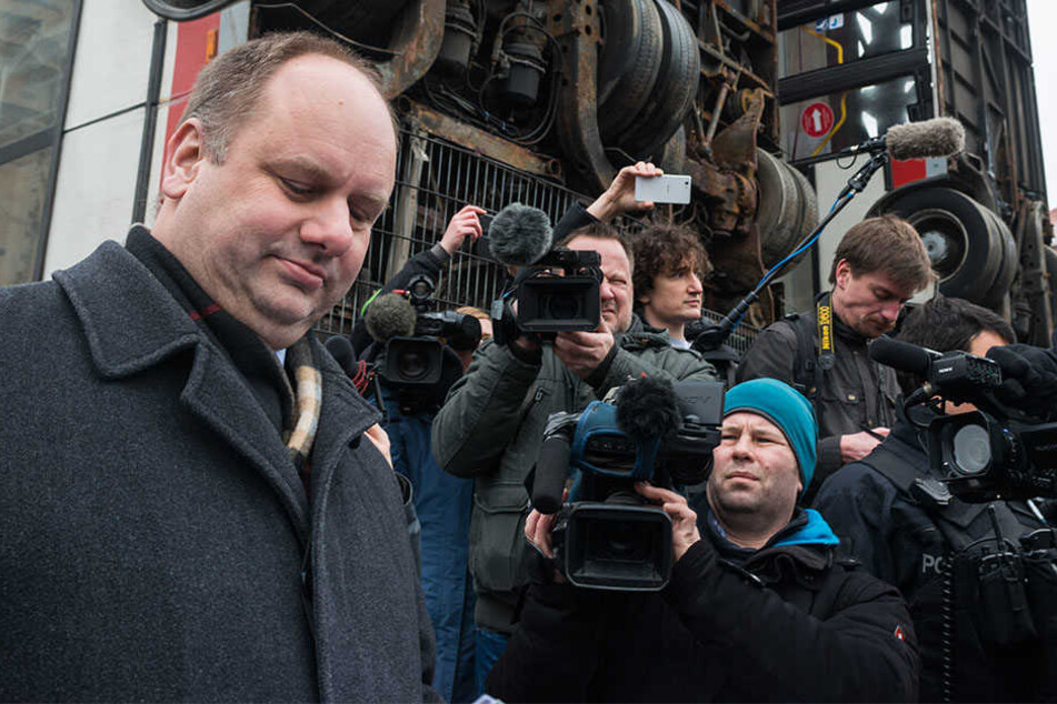 Dirk Hilbert (45, FDP) ist im Internet mit Mordrohungen und Hetze konfrontiert, geht mit Strafanzeigen dagegen vor.