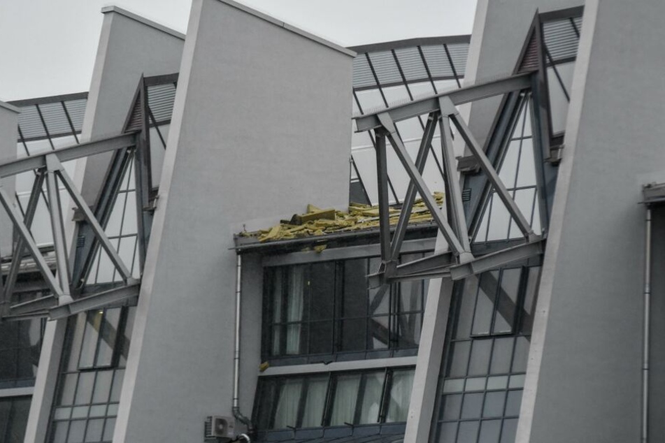 Die Dämmung des Dachs liegt auf der GETEC-Arena offen. Hier hatte Sturmtief "Bennet" am Montag Schäden angerichtet.