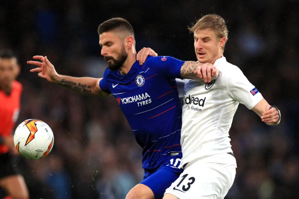 Martin Hinteregger (re.) im Zweikampf mit Chelsea-Stürmer Olivier Giroud.