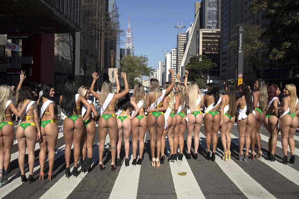 Teilnehmerinnen einer früheren Miss-Bumbum-Wahl auf dem Zebrastreifen. Wurde bei der diesjährigen Abstimmung betrogen?