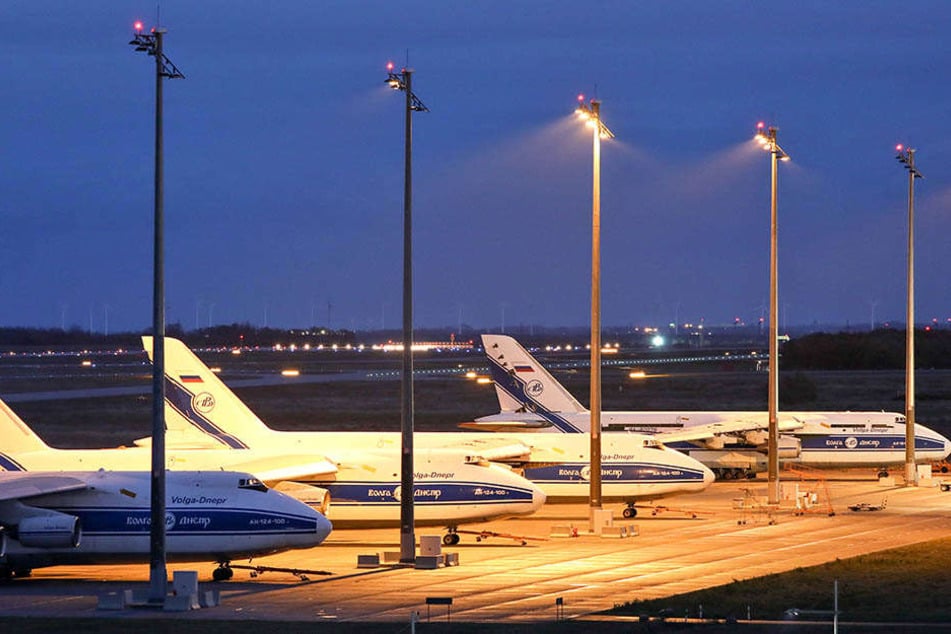 Da im gemieteten Hangar inzwischen der Platz knapp wurde, steht eine Antonow auch auf der alten Start- und Landebahn des Flughafens.
