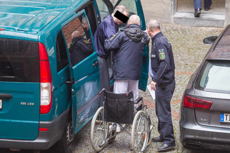 Der Killer zog sein Opfer vom Simson-Moped, vergewaltigte und ermordete die
Frau.