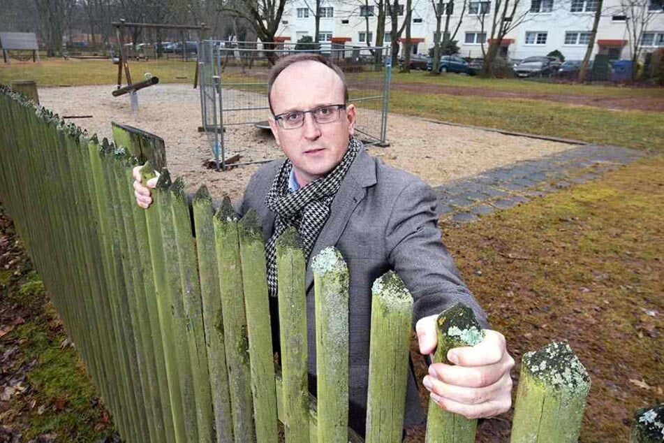 Jörg Vieweg (47, SPD) kann es nicht glauben: Statt maroder Spielgeräte will die Stadt Chemnitz erst mal den Zaun ersetzen.