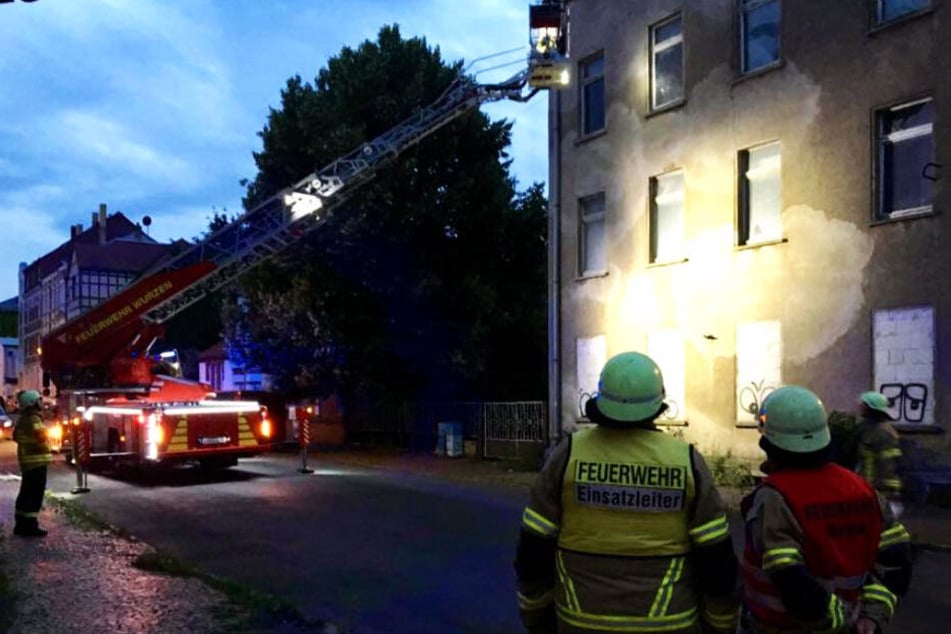 Bei dem Einsatz in Wurzen wurden die Feuerwehrmänner von Anwohnern überrascht.