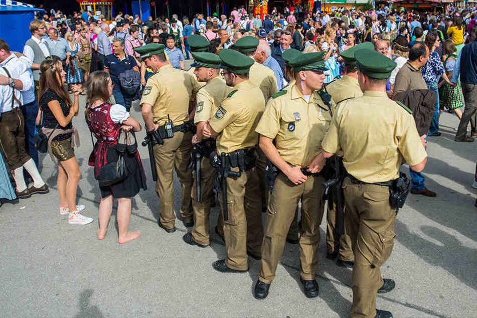 Mit einem Rucksackverbot, Personenkontrollen und einem mobilen Zaun am Rand des Wiesn-Geländes hat Stadt München bereits 2014 die Sicherheit auf dem Oktoberfest erhöht.