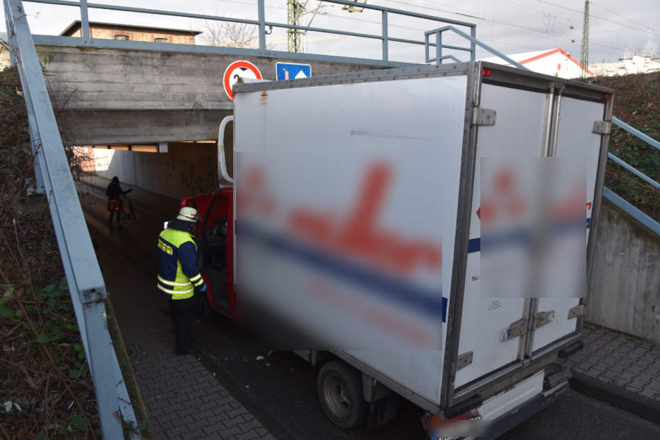 Der Fahrer musste mit Verletzungen in ein Krankenhaus gebracht werden