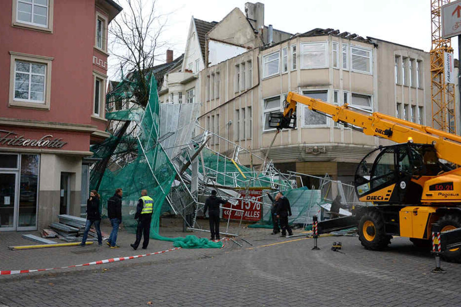 Ein kleiner Kranwagen sollte dabei helfen, das Gerüst abzubauen.
