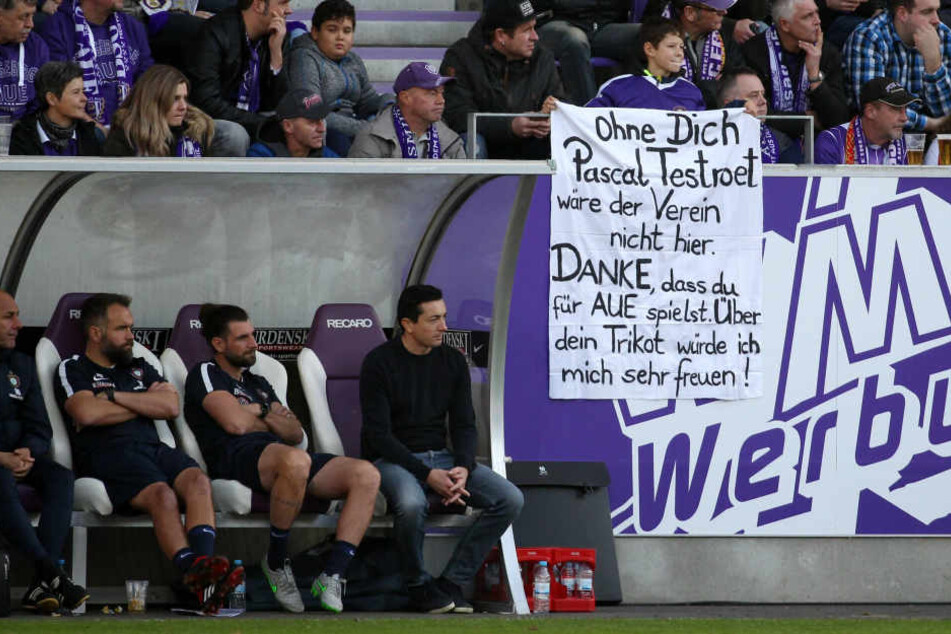 In Aue ist Pascal Testroet längst zum Publikumsliebling aufgestiegen - wie das Spruchband neben der Trainerbank beweist.