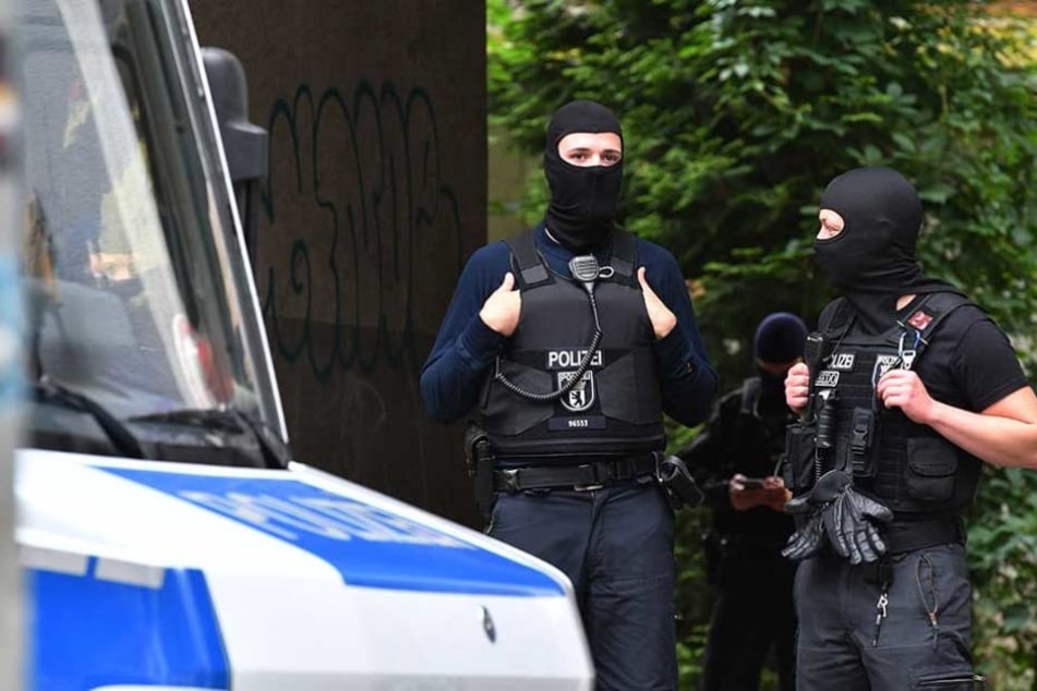 Polizisten durchsuchten in der Nacht mehreren Objekte in Berlin nach Waffen (Symbolbild).