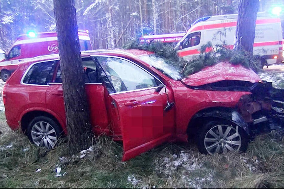 Der rote Volvo war bei Flechtingen von der Straße abgekommen und frontal gegen einen Baum geprallt.