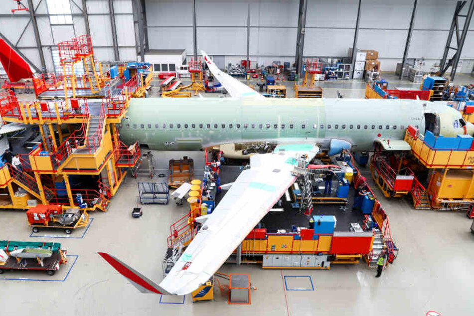 Ein Airbus der Familie A320 wird in Finkenwerder montiert.