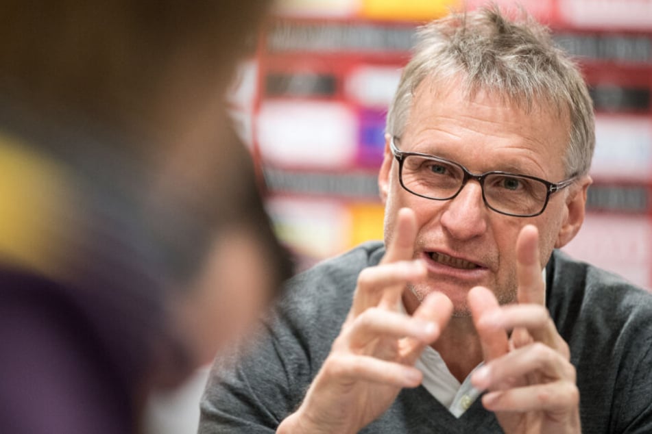 Michael Reschke spricht bei einer Pressekonferenz. (Archiv)