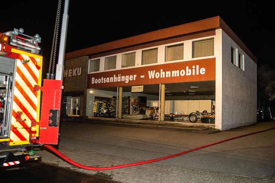 In der Halle werden Bootsanhänger und Wohnmobile montiert.