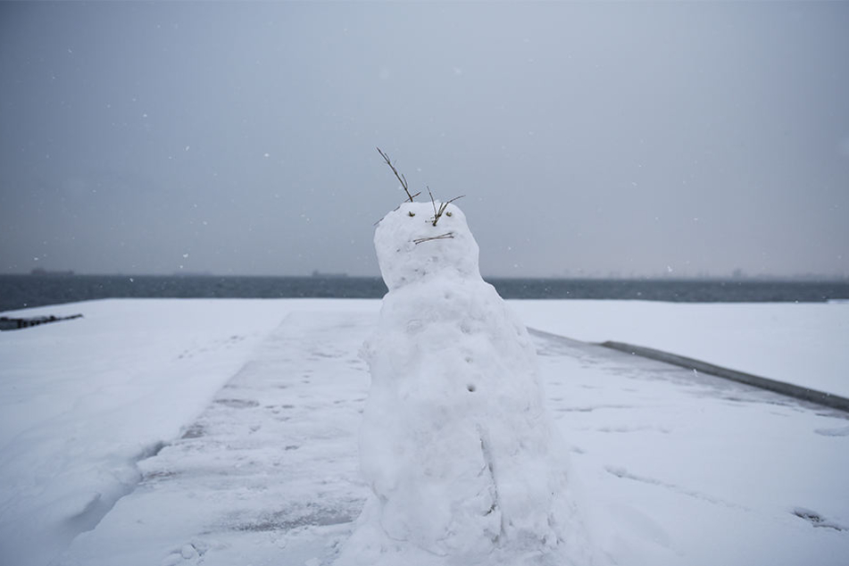 Eine Schneemann vor der Küste Griechenlands.