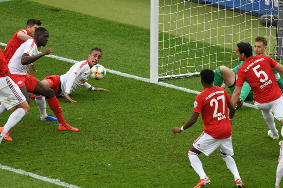 Eine Szene, die im Nachgang Ralf Rangnick bitter aufstoßen ließ: Nach Manuel Neuers pariertem Poulsen-Kopfball wurde Ibrahima Konaté (l.) von Robert Lewandowski gehalten und fiel. Elfmeter gab es nicht.