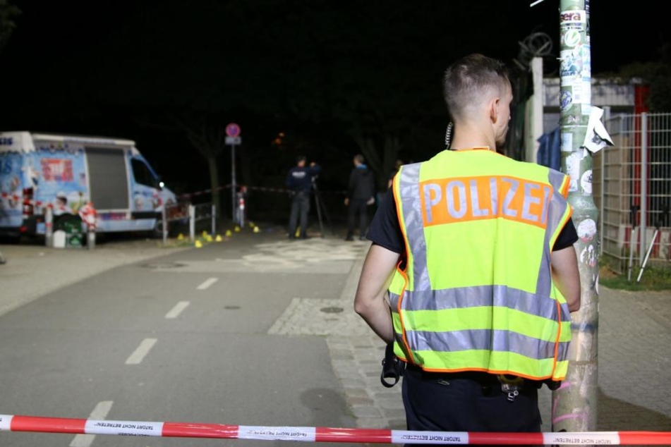 Bis gegen 0.30 Uhr suchte die Polizei den Tatort noch nach weiteren Spuren ab, die Feuerwehr leuchtete die Oderstraße aus.