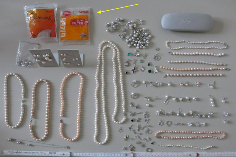 Der Schmuck befand sich in den Tütchen sowie in dem Brillenetui. Derzeit behandelt die Polizei ihn als Fundsache.
