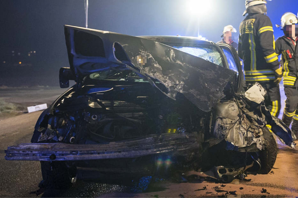Der Zusammenstoß muss mit großer Wucht erfolgt sein, wie die Verformungen an diesem Wagen zeigen.