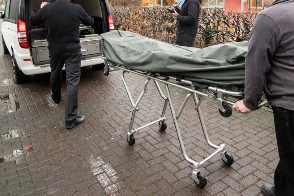 Der 42-Jährige starb noch auf dem Busparkplatz (Symbolbild).