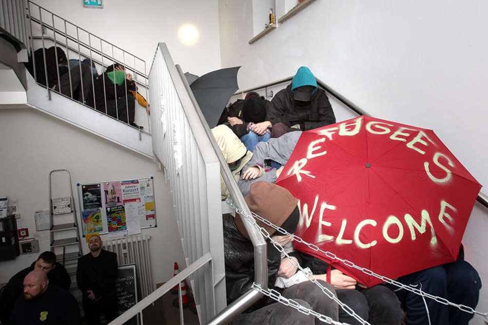 Die Demonstranten ketteten sich an das Geländer.
