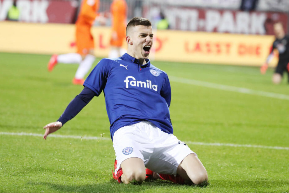 Laszlo Benes feiert sein Tor zum 2:0 für Holstein Kiel.