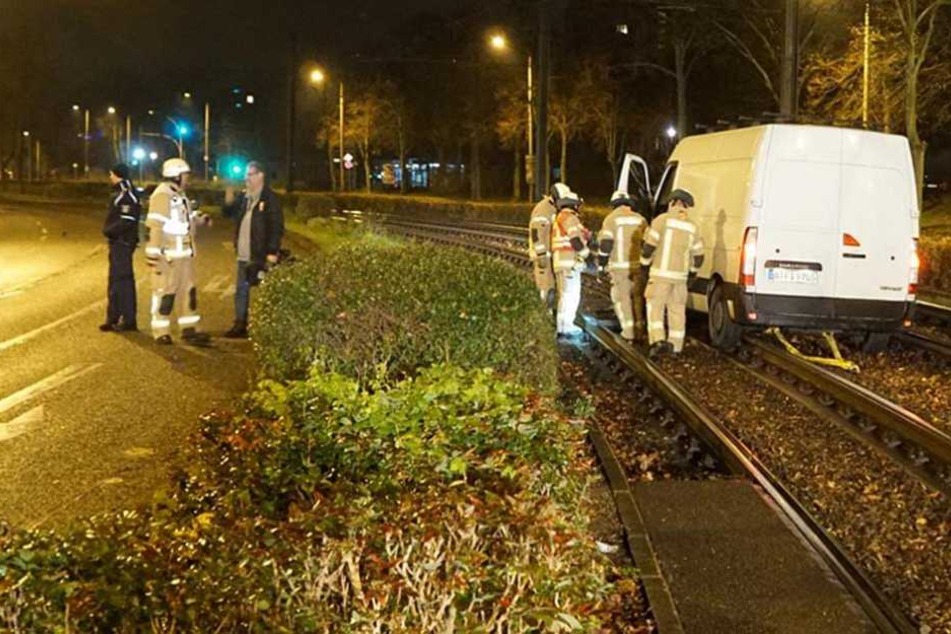 Dei Verfolgungsfahrt endete für den Transporter im Gleisbett.