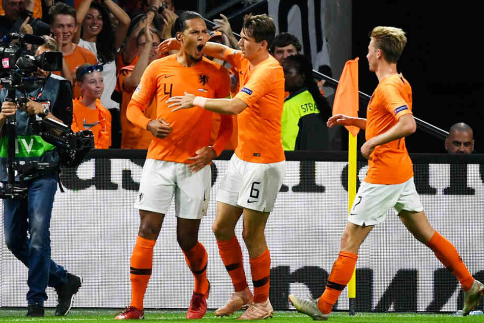 Die Niederlande gehen in Führung: Kapitän Virgil van Dijk (l.) bejubelt mit seinen Kollegen Marten de Roon (M.) und Frenkie de Jong (r.) sein 1:0.